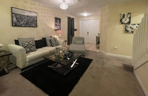 Miami Lakes Casa | Big house centrally located in a private community
