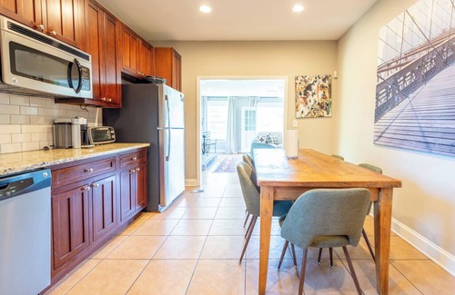Southmoreland Casa | Casa familiar y grupal cerca de Westport Plaza Downtown