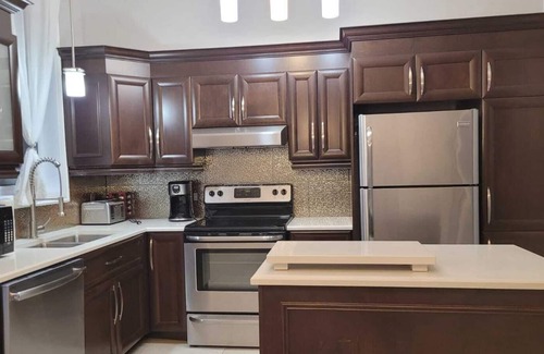 Laval Casa | Big house with garage, patio and backyard