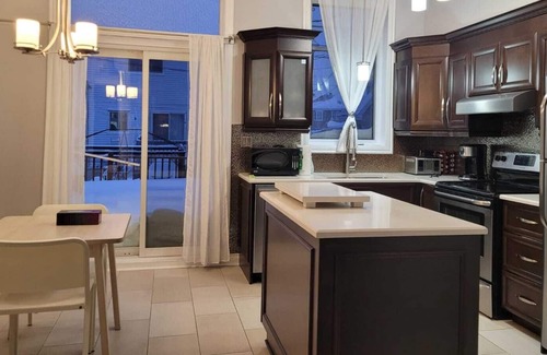 Laval Casa | Big house with garage, patio and backyard