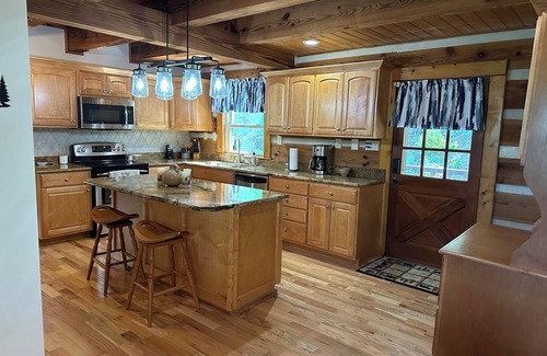 Waynesville Cabina | Big Kahuna Mauka, Beautiful Mountain View 4-BR Cabin in charming Waynesville