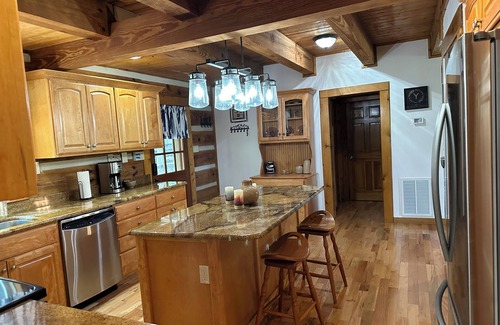 Waynesville Cabina | Big Kahuna Mauka, Beautiful Mountain View 4-BR Cabin in charming Waynesville
