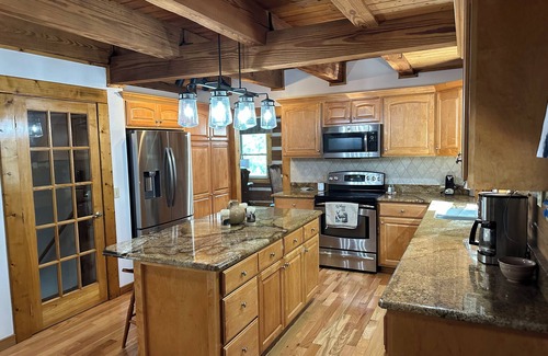 Waynesville Cabina | Big Kahuna Mauka, Beautiful Mountain View 4-BR Cabin in charming Waynesville