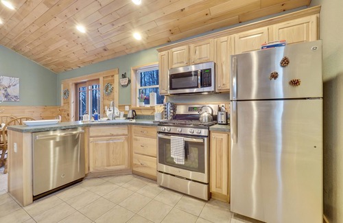 Gaylord Cabina | Big Lake Cabin with Hot Tub/ Kayaks/ Ping Pong/ Cable