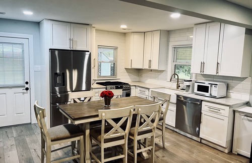 Buechel Casa | ‘Big’ Little Farmhouse w Hot Tub- 4bd