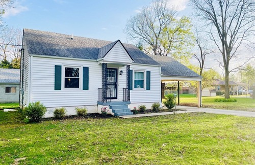 Buechel Casa | ‘Big’ Little Farmhouse w Hot Tub- 4bd