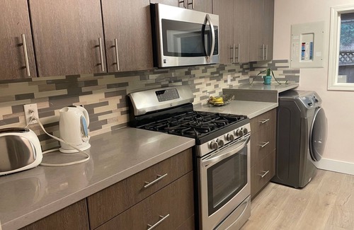 District of North Vancouver Apartamento | Big modern one-bedroom suite, full kitchen, mins away from ski resort, trails...