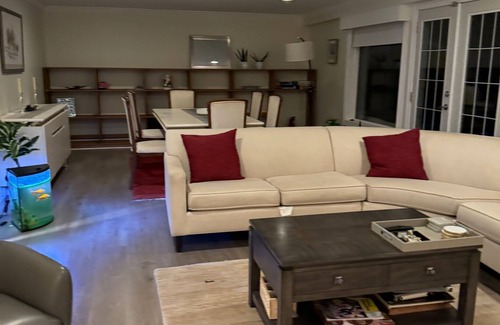 District of North Vancouver Apartamento | Big modern one-bedroom suite, full kitchen, mins away from ski resort, trails...