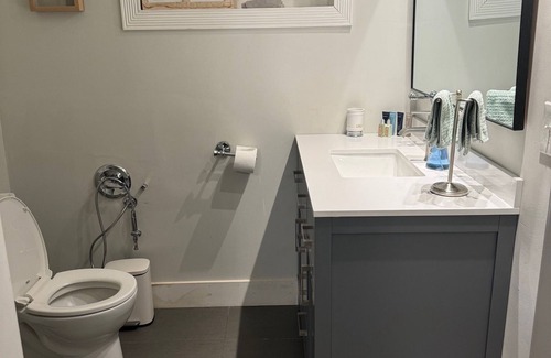 District of North Vancouver Apartamento | Big modern one-bedroom suite, full kitchen, mins away from ski resort, trails...