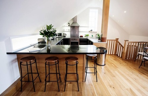 Llanfaethlu Cabaña | Big Moo - a sea view that sleeps 8 guests in 4 bedrooms