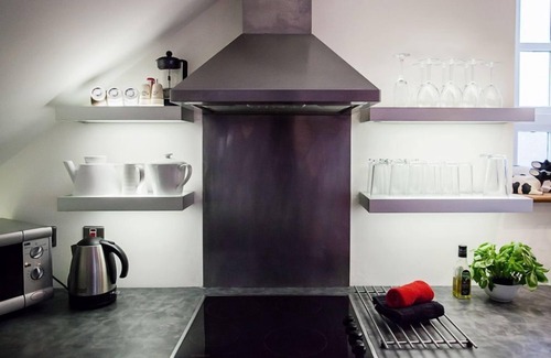 Llanfaethlu Cabaña | Big Moo - a sea view that sleeps 8 guests in 4 bedrooms