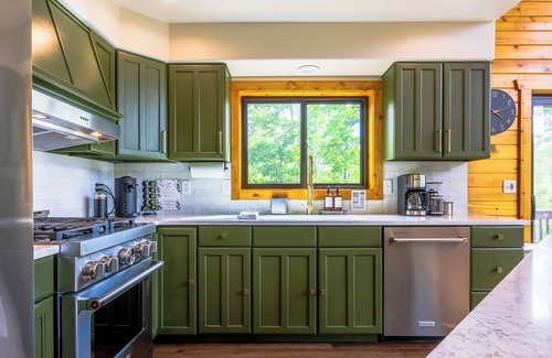 Michigan Hill Cabina | Big Mountain Views, Seclusion, Hot Tub, Fire Pit