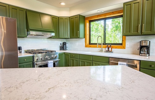 Michigan Hill Cabina | Big Mountain Views, Seclusion, Hot Tub, Fire Pit