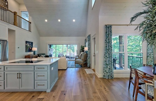 Hiawassee Casa | Big Oak Bungalow - by Chatuge Home Concierge Lake house, private dock ,hot tub, ping pong, foosball, fireplace