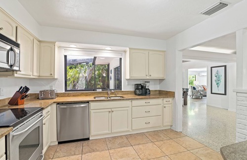 Bay Isle Casa | Big Pass Hideaway l Private Heated Pool, & Walking Distance to Siesta Key Beach