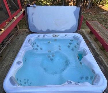 Elkins Casa | Big Red Cottage near Sunapee and New London