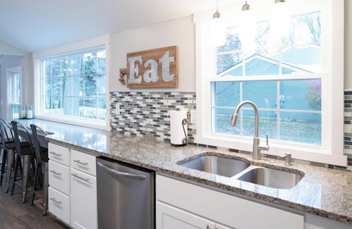 Holland Casa | Big Red Cottage sleeps 8+ near Lake Macatawa