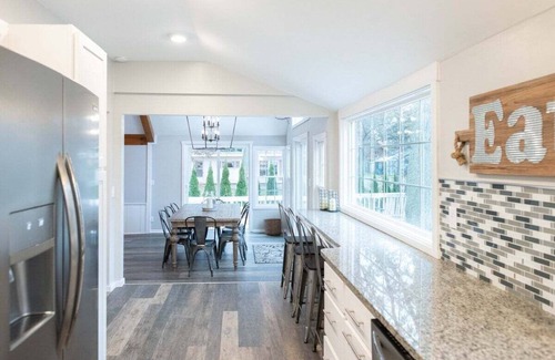 Holland Casa | Big Red Cottage sleeps 8+ near Lake Macatawa