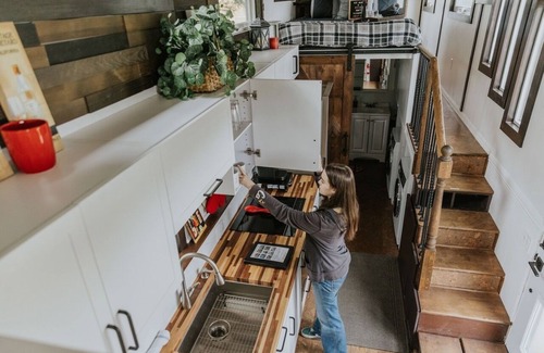 Monument Casa | “Big Red” Custom RV + Deck, Soaking Tub & View