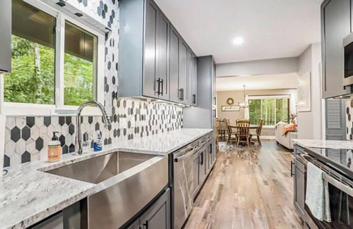 Canadian Lakes Casa | Big Red! Modern clubhouse with Hot Tub! Walking distance to Castle - 4 bedrooms