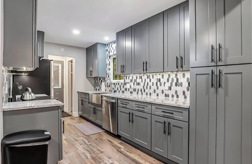 Canadian Lakes Casa | Big Red! Modern clubhouse with Hot Tub! Walking distance to Castle - 4 bedrooms