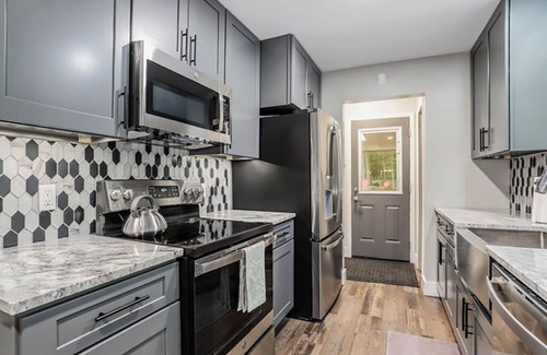 Canadian Lakes Casa | Big Red! Modern clubhouse with Hot Tub! Walking distance to Castle - 4 bedrooms