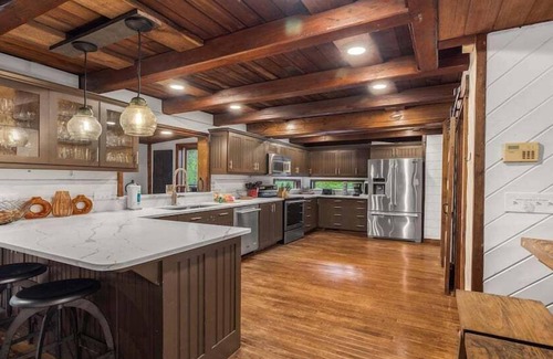 McCaysville Cabina | Big River Family Retreat - Luxury Creekside Getaway | Outdoor Kitchen & Pavillion | Screened in Porch