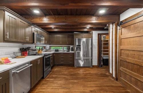 McCaysville Cabina | Big River Family Retreat - Luxury Creekside Getaway | Outdoor Kitchen & Pavillion | Screened in Porch