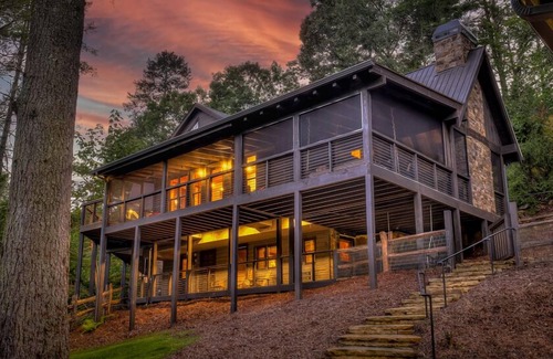 McCaysville Cabina | Big River Family Retreat - Luxury Creekside Getaway | Outdoor Kitchen & Pavillion | Screened in Porch