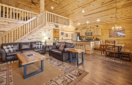 Pittman Center Cabina | Big Savings! Updated Cabin with Screened Hot Tub