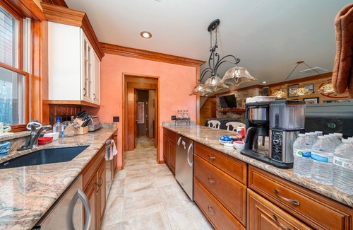 Royal Casa | Big Secluded Log Home Perfect Hot Springs Getaway