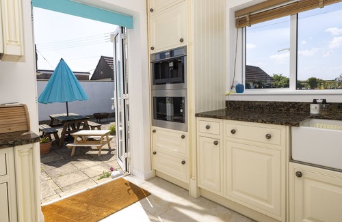 Bridport Casa | Big Sky-2 min walk Hive Beach Burton Bradstock . Parking Lg Gardens slps 10+ cot
