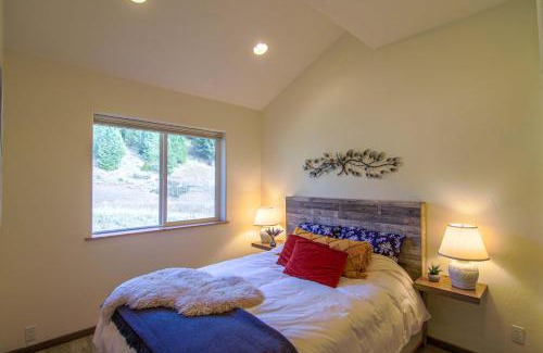 Big Sky Meadow Village Casa | Big Sky Basecamp Walk to Trails + Private Patio