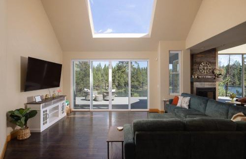 Deschutes River Woods Casa | Big Sky Bend - Amazing Riverfront for 12