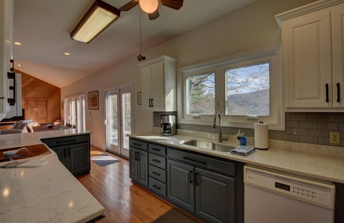 Dillard Casa | Big Sky Retreat - Incredible Mountain Views! Hike, golf, relax and unplug!
