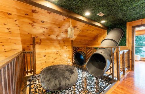 Bryant Casa | Big Time Hill Cabin with an indoor pool hot tub & great views