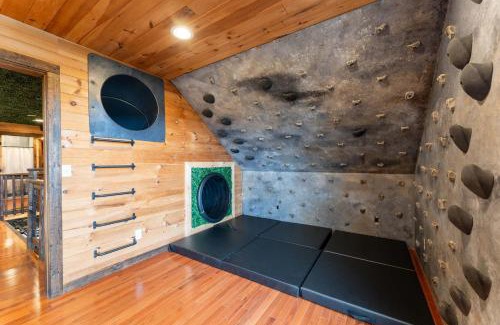 Bryant Casa | Big Time Hill Cabin with an indoor pool hot tub & great views
