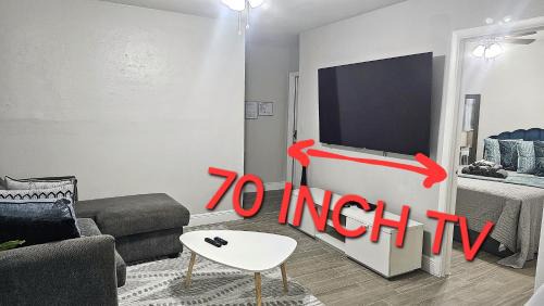 Hollywood Apartamento | Big TV Apartment 6 Miles From Hard Rock Stadium and Casino