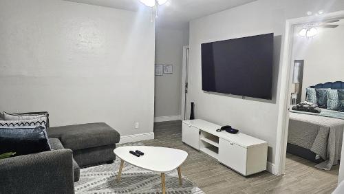 Hollywood Apartamento | Big TV Apartment 6 Miles From Hard Rock Stadium and Casino