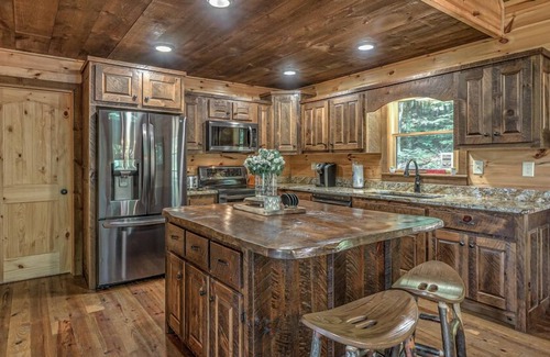 Ridgeline Vistas Cabina | Big View Overlook - Pet Friendly | Hot Tub | Mountain View | Pool Table | Ping Pong