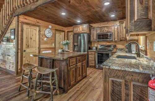 Ridgeline Vistas Cabina | Big View Overlook - Pet Friendly | Hot Tub | Mountain View | Pool Table | Ping Pong