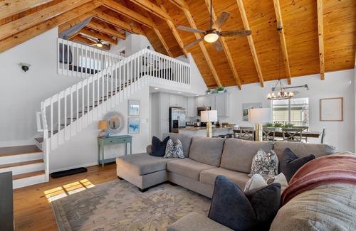 Seneca Casa | BIG WATER VIEWS from this waterfront home on Lake Keowee. Close to Clemson.
