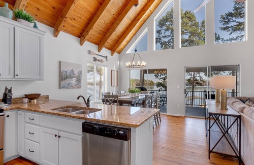 Seneca Casa | BIG WATER VIEWS from this waterfront home on Lake Keowee. Close to Clemson.