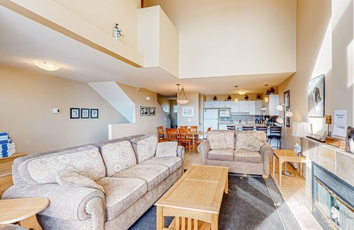 Big White Ski Resort Cabina | Big White Ski Resort cabin with hot tub, balcony, & two kitchens - walk to lifts