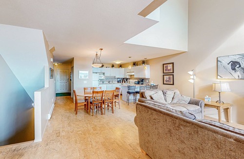 Big White Ski Resort Cabina | Big White Ski Resort cabin with hot tub, balcony, & two kitchens - walk to lifts