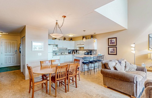 Big White Ski Resort Cabina | Big White Ski Resort cabin with hot tub, balcony, & two kitchens - walk to lifts