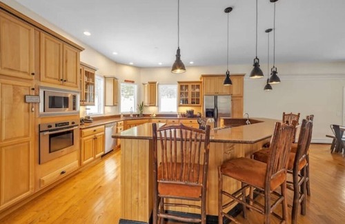 New London Casa | BigBear Lodge: Mt. Sunapee / Hot tub / Firepit