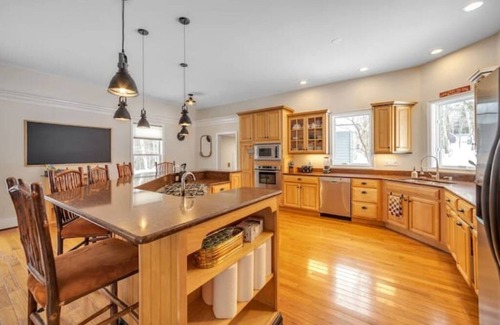 New London Casa | BigBear Lodge: Mt. Sunapee / Hot tub / Firepit