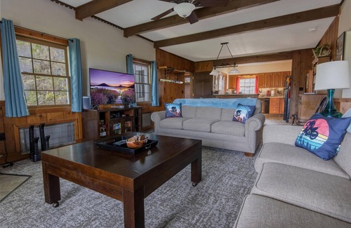 Snowshoe Casa | Bigfoot Bungalow: Dog-Friendly Ski Escape Right on the Trails