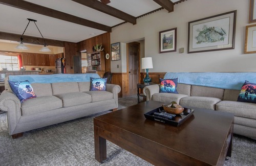 Snowshoe Casa | Bigfoot Bungalow: Dog-Friendly Ski Escape Right on the Trails
